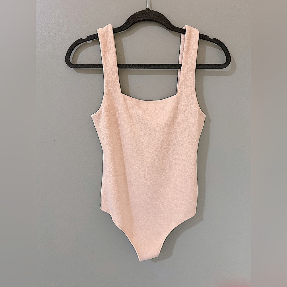 Show Me Your MuMu Cream Dory
Sleeveless Bodysuit size small